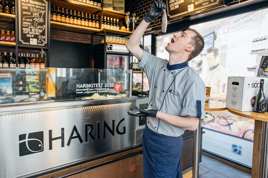 Haring happen bij Visspeciaalzaak Havenzicht